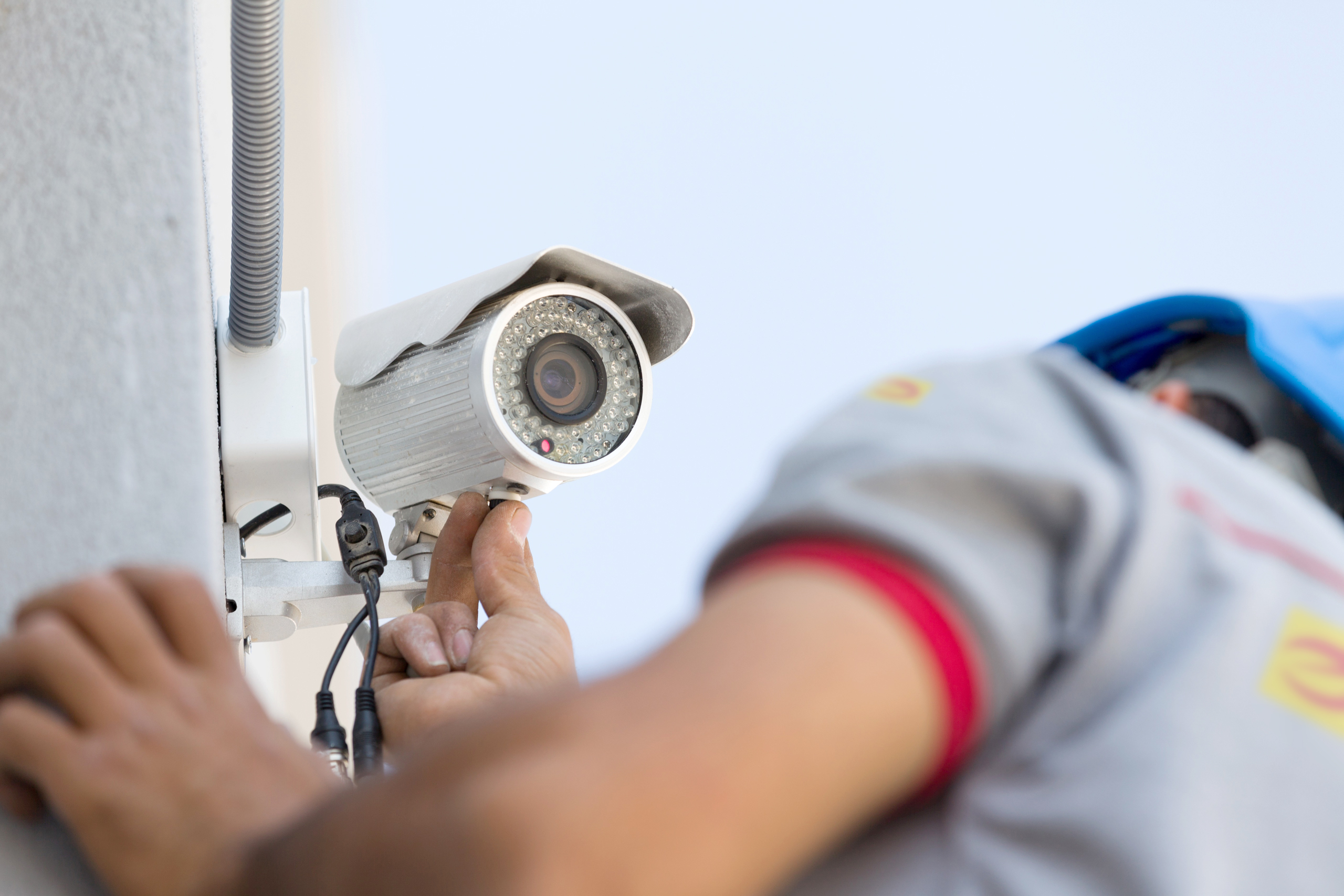 Professioneller CCTV-Techniker bei der Arbeit