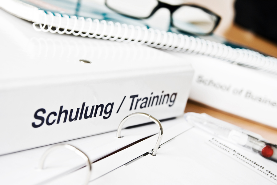 Ordner mit der Aufschrift „Schulung / Training“ auf einem Schreibtisch.